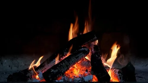 Зацикленное видео тлеющего костра